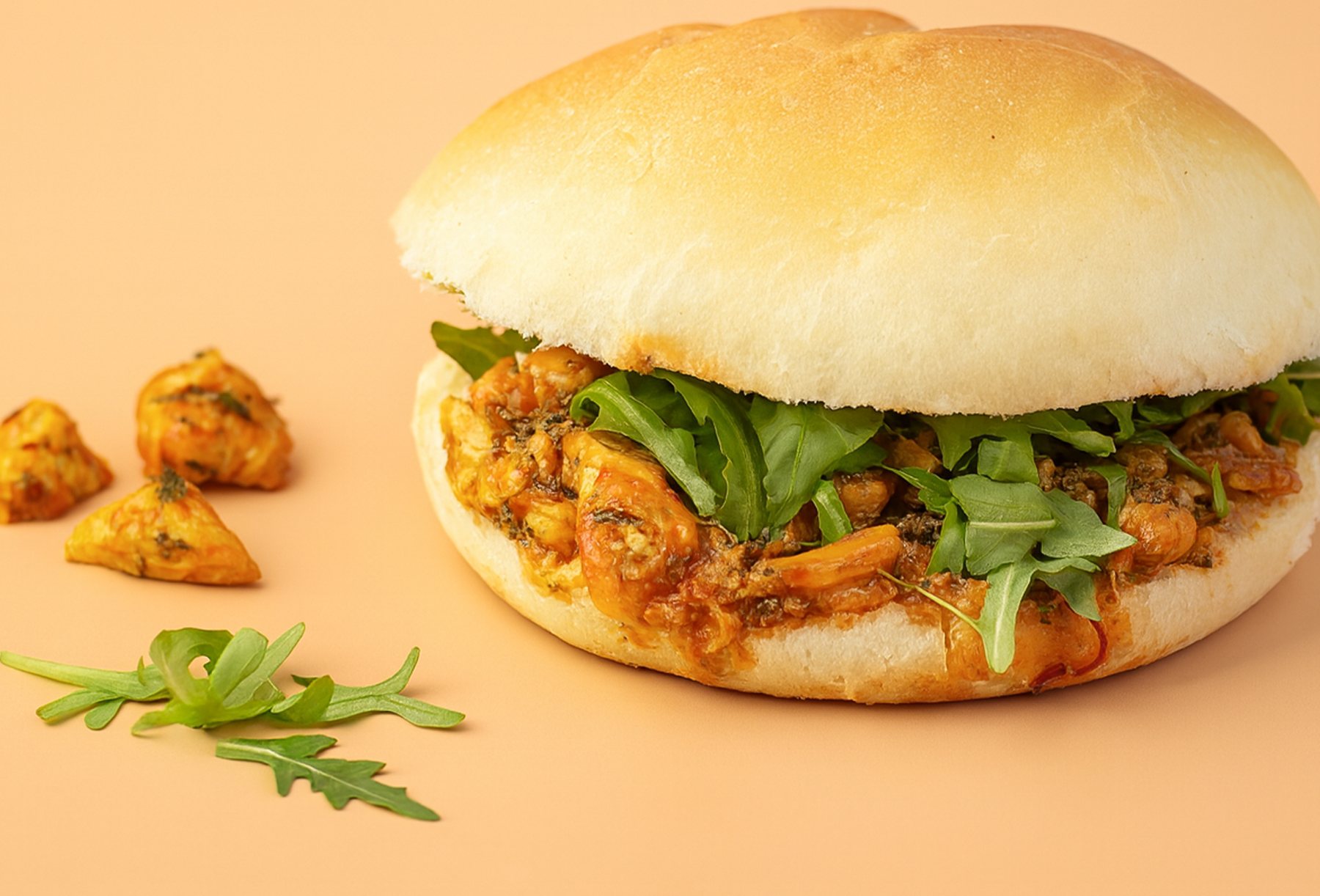 Broodje Pollo met gemarineerde kipstukjes, mozzarella, pesto en rucola